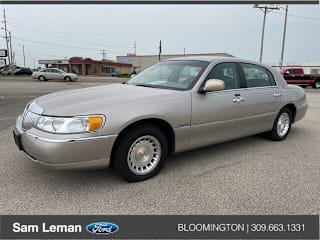 2002 Lincoln Town Car Executive 1LNHM81W72Y622796 2002 Lincoln Town Car Executive
