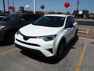 2018 Toyota RAV4 LE JTMZFREV0JJ172331 2018 Toyota RAV4 LE