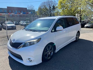 2011 Toyota Sienna SE 8-Passenger 5TDXK3DC8BS142806 2011 Toyota Sienna SE 8-Passenger