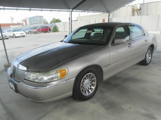 2002 Lincoln Town Car 1LNHM82W72Y656803 2002 Lincoln Town Car