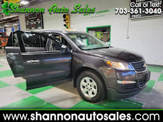 2017 Chevrolet Traverse LS 1GNKRFKD1HJ104527 2017 Chevrolet Traverse LS