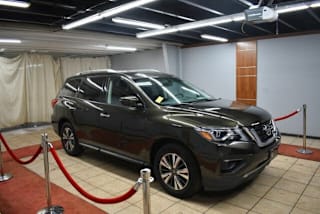 2017 Nissan Pathfinder 5N1DR2MM8HC620746 2017 Nissan Pathfinder