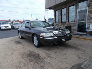2005 Lincoln Town Car Signature Limited 1LNHM82W55Y607877 2005 Lincoln Town Car Signature Limited