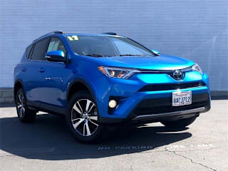 2017 Toyota RAV4 JTMWFREV3HJ134864 2017 Toyota RAV4