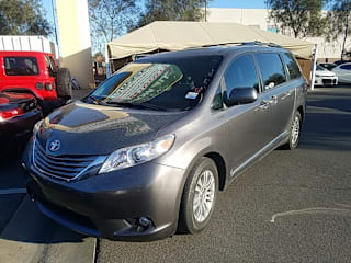 2017 Toyota Sienna XLE 8-Passenger 5TDYZ3DC3HS857064 2017 Toyota Sienna XLE 8-Passenger