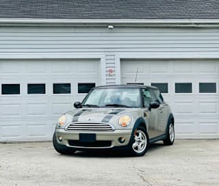 2009 MINI Cooper Base WMWMF335X9TW79812 2009 MINI Cooper Base