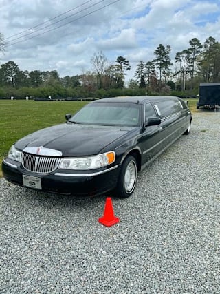 2001 Lincoln Town Car Executive 1L1FM81W41Y668318 2001 Lincoln Town Car Executive
