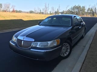1999 Lincoln Town Car 1LNHM82W2XY692843 1999 Lincoln Town Car
