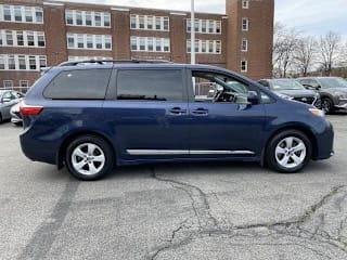 2018 Toyota Sienna 5TDKZ3DC1JS913885 2018 Toyota Sienna