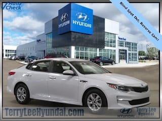 2018 Kia Optima LX 5XXGT4L35JG215277 2018 Kia Optima LX