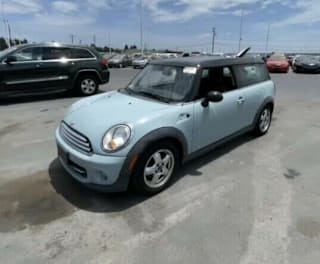 2011 MINI Cooper Clubman Base WMWZF3C52BT267525 2011 MINI Cooper Clubman Base
