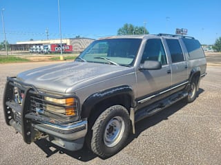 1999 GMC Suburban K2500 1GKGK26J8XJ718070 1999 GMC Suburban K2500