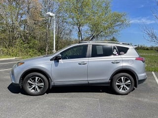 2017 Toyota RAV4 XLE 2T3RFREV8HW648529 2017 Toyota RAV4 XLE