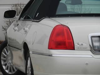 2004 Lincoln Town Car Executive 1LNHM81W44Y678181 2004 Lincoln Town Car Executive
