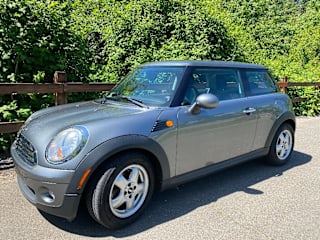 2010 MINI Cooper Base WMWMF3C54ATU78072 2010 MINI Cooper Base