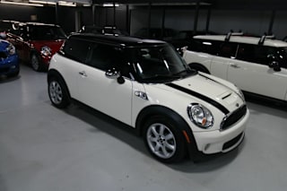 2010 MINI Cooper S WMWMF7C54ATZ73735 2010 MINI Cooper S