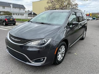 2017 Chrysler Pacifica Touring Plus 2C4RC1BG5HR529895 2017 Chrysler Pacifica Touring Plus