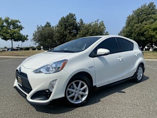 2017 Toyota Prius c One JTDKDTB31H1597137 2017 Toyota Prius c One