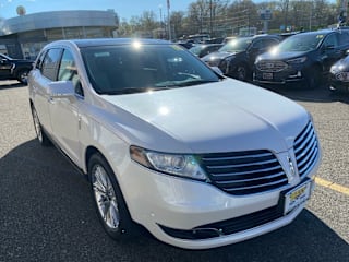 2018 Lincoln MKT Reserve 2LMHJ5AT3JBL00038 2018 Lincoln MKT Reserve