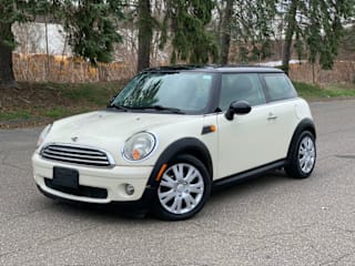 2010 MINI Cooper Base WMWMF3C53ATZ22686 2010 MINI Cooper Base