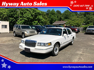 1997 Lincoln Town Car Executive 1LNLM81W1VY748912 1997 Lincoln Town Car Executive