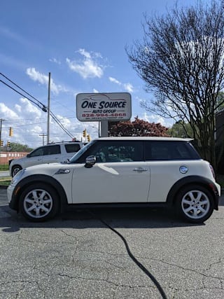 2010 MINI Cooper WMWMF7C58ATW89203 2010 MINI Cooper