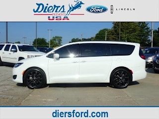 2020 Chrysler Pacifica Touring 2C4RC1FGXLR140799 2020 Chrysler Pacifica Touring