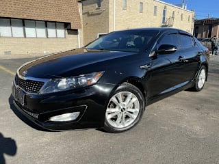 2011 Kia Optima KNAGN4A70B5082205 2011 Kia Optima