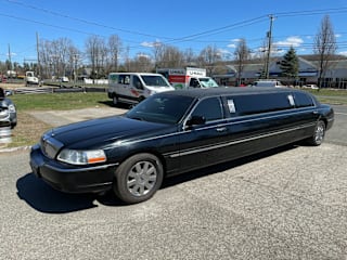 2005 Lincoln Town Car Executive 1L1FM88W55Y633928 2005 Lincoln Town Car Executive