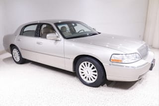 2004 Lincoln Town Car Executive 1LNHM81W44Y652390 2004 Lincoln Town Car Executive
