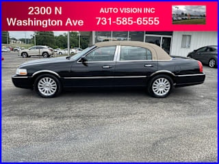 2003 Lincoln Town Car Executive 1LNHM81W83Y692132 2003 Lincoln Town Car Executive