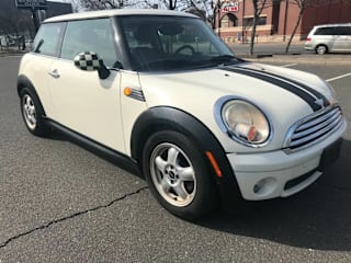 2009 MINI Cooper Base WMWMF335X9TW74092 2009 MINI Cooper Base