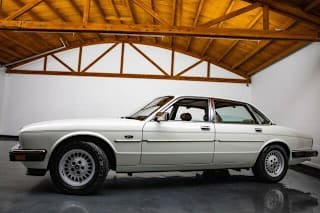 1988 Jaguar XJ SAJHV1645JC552678 1988 Jaguar XJ