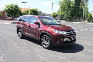 2019 Toyota Highlander XLE 5TDJZRFH9KS975821 2019 Toyota Highlander XLE