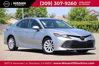 2018 Toyota Camry LE 4T1B11HK2JU595876 2018 Toyota Camry LE