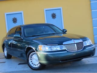 2001 Lincoln Town Car Executive 1LNHM81W61Y710821 2001 Lincoln Town Car Executive