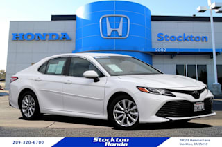 2018 Toyota Camry LE 4T1B11HK2JU522829 2018 Toyota Camry LE