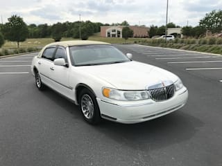 2001 Lincoln Town Car Signature 1LNHM82W91Y718832 2001 Lincoln Town Car Signature