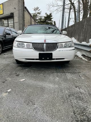2001 Lincoln Town Car Executive 1LNHM81W91Y626105 2001 Lincoln Town Car Executive