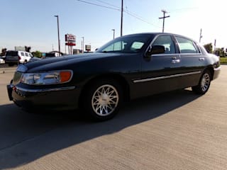 2002 Lincoln Town Car Signature 1LNHM82W22Y661794 2002 Lincoln Town Car Signature
