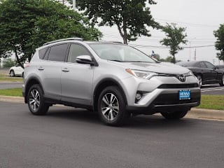 2018 Toyota RAV4 XLE JTMRFREV5JJ190565 2018 Toyota RAV4 XLE