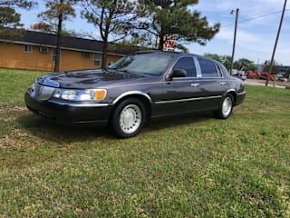 2001 Lincoln Town Car Executive 1LNHM81W41Y675972 2001 Lincoln Town Car Executive