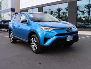 2018 Toyota RAV4 LE JTMZFREV7JJ180667 2018 Toyota RAV4 LE
