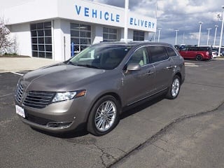 2019 Lincoln MKT Reserve 2LMHJ5AT6KBL00925 2019 Lincoln MKT Reserve