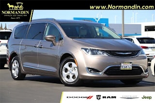2018 Chrysler Pacifica Hybrid Touring L 2C4RC1L76JR129297 2018 Chrysler Pacifica Hybrid Touring L