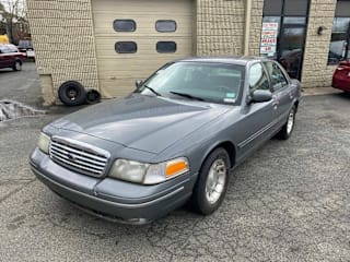 1999 Ford Crown Victoria 2FAFP74W1XX235585 1999 Ford Crown Victoria