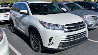 2019 Toyota Highlander XLE 5TDJZRFH7KS572288 2019 Toyota Highlander XLE