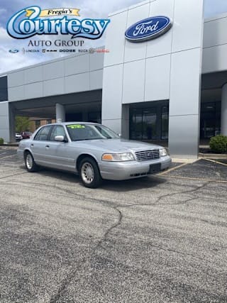 2000 Ford Crown Victoria LX 2FAFP74W8YX198133 2000 Ford Crown Victoria LX
